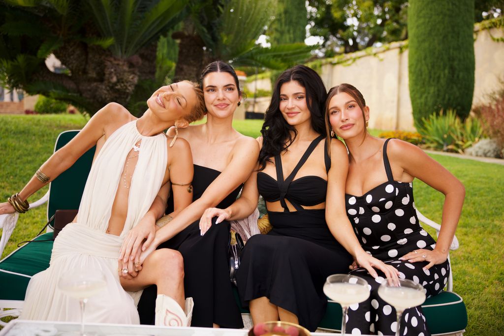 Bella Hadid, Kendall Jenner, Kylie Jenner y Hailey Bieber en un evento en agosto de 2025