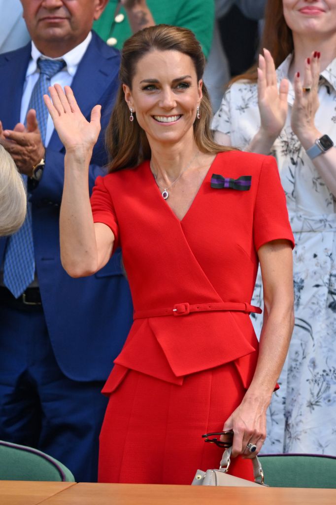 Kate Middleton, princesa de Gales, con vestido rojo en la final femenina de Wimbledon, 2026.