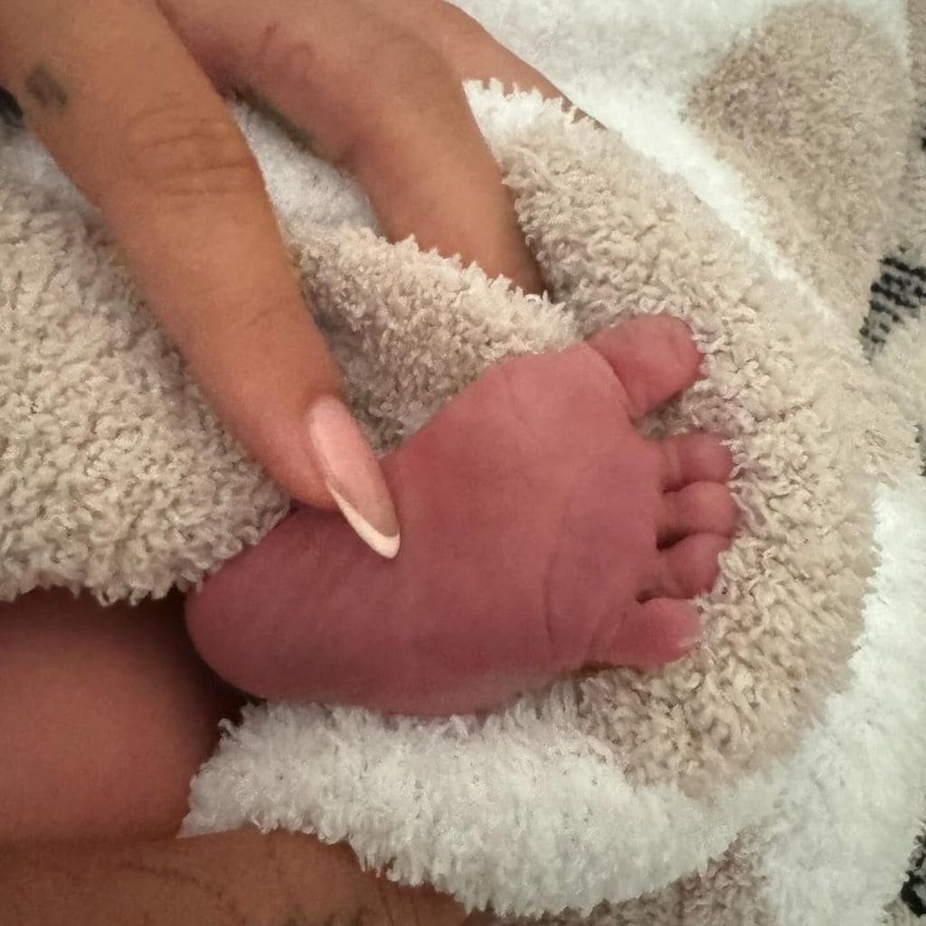 Primer plano del pie del bebé de Justin y Hailey Bieber, Jack Blues