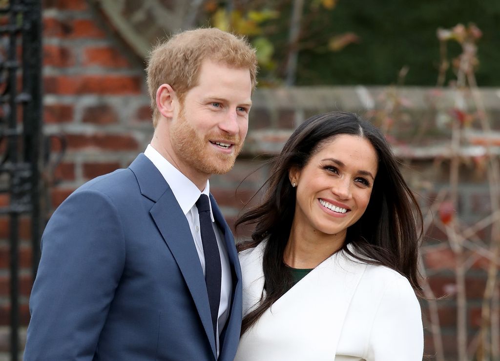 El príncipe Harry y Meghan Markle al anunciar su compromiso en el Palacio de Kensington en noviembre de 2017, en Londres, Inglaterra.