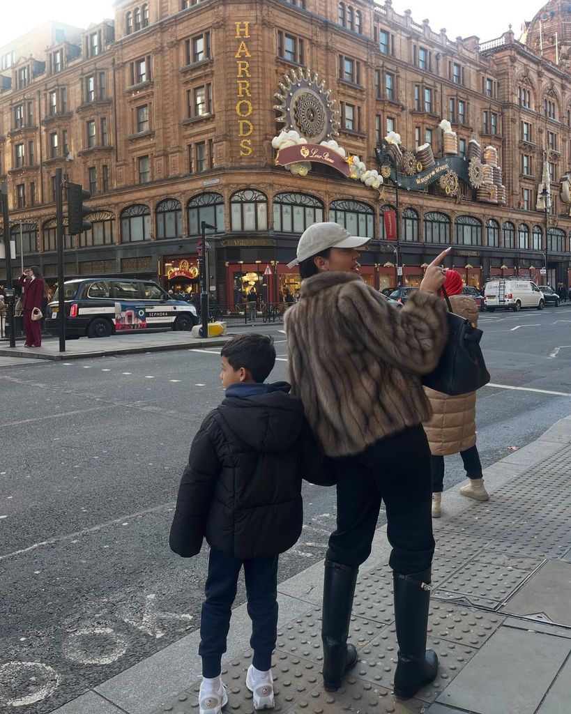 Plano entero de Georgina con sus hijos en Londres