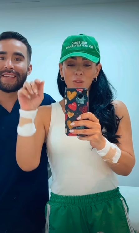 Marichelo Puente muestra, junto con el especialista que la está ayudando, cómo va el proceso de la remoción de los tatuajes.