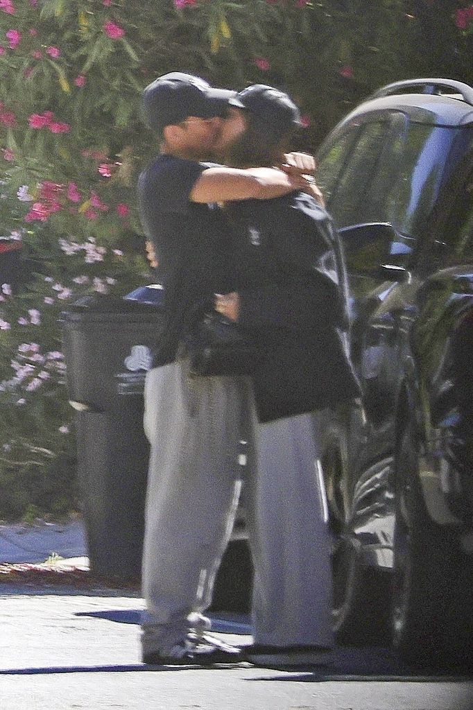 Jessica Alba y Danny Ramírez se fundieron en un apasionado beso que no dejó dudas de su romance.