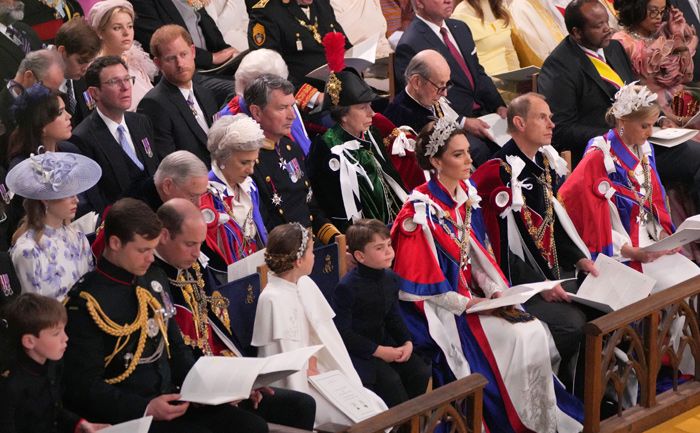 Harry relegado en la coronación de su padre, mientras Andrés revindica su sitio