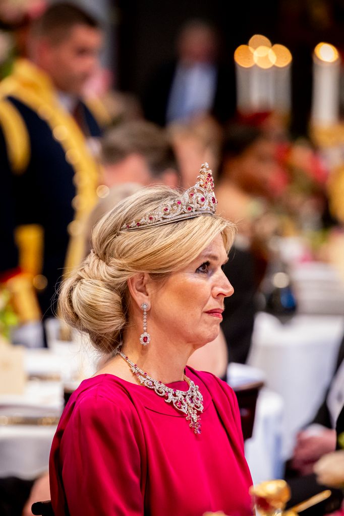 La reina Máxima de Holanda junto a la tiara del Pavo Real