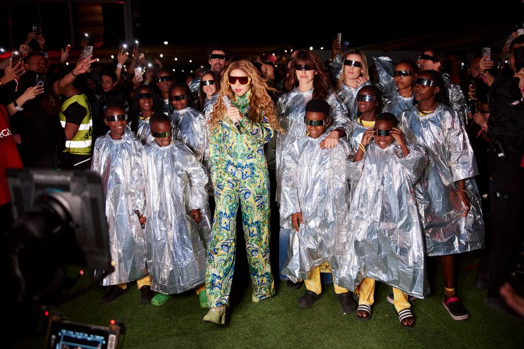 Shakira, con sus 'lobas' y 'caminantes' en el penúltimo concierto de su residencia en Madrid