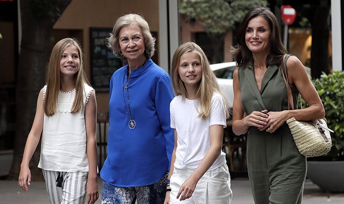 La reina Sofía repite tarde de cine, esta vez con doña Letizia, Leonor y Sofía
