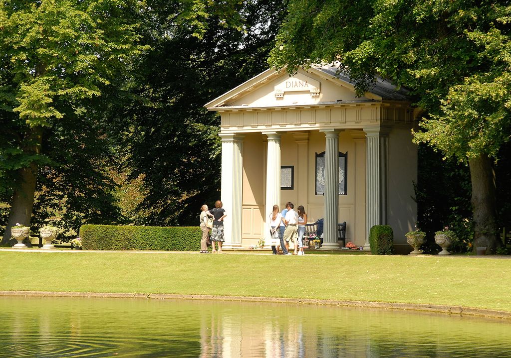 Los restos de la princesa Diana descansan en los terrenos de Althorp, su casa de la infancia.