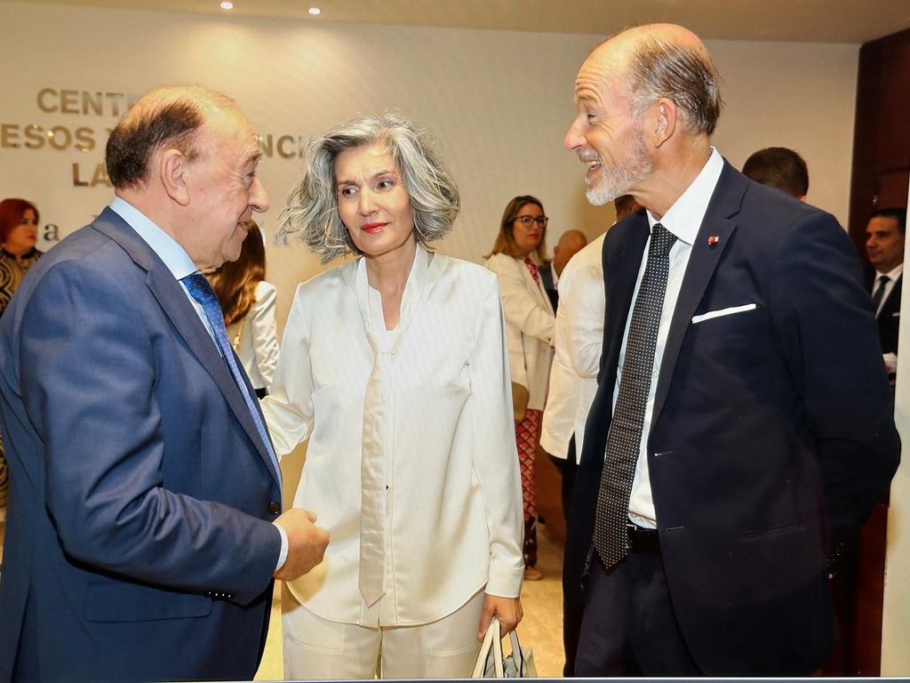 Kyril de Bulgaria, a la derecha, con Julio Lage, presidente de la AEGAMA, y Lidia