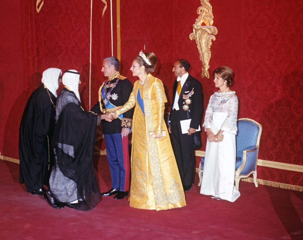 El sah de Persia y Farah Diba saludan en 1971 a sus invitados árabes