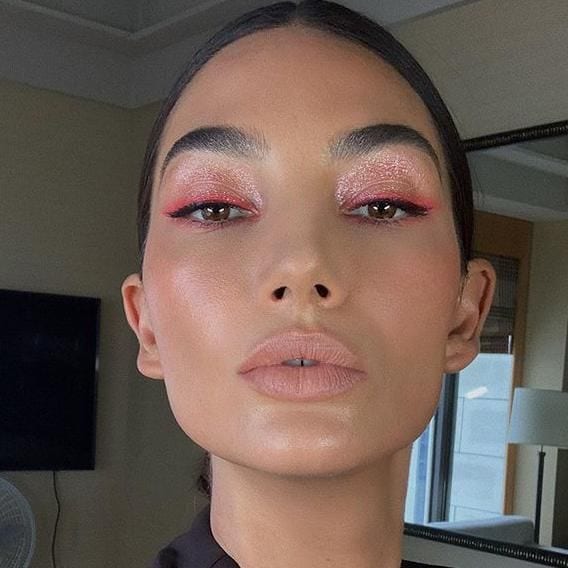 lily aldridge con cat eye en color rosa