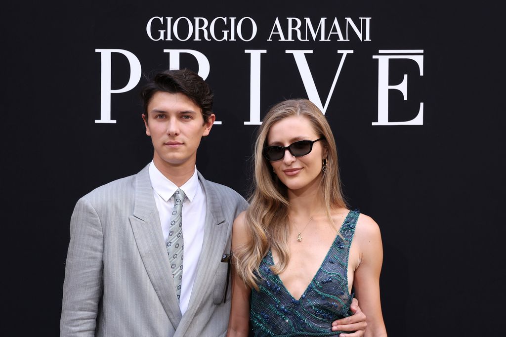 La pareja posa en el desfile de Giorgio Armani Privé
