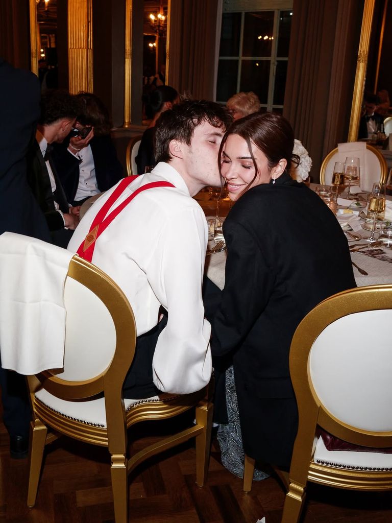 Cruz Beckham y su novia, Jackie Apostel, en el cumpleaños del padre de Victoria