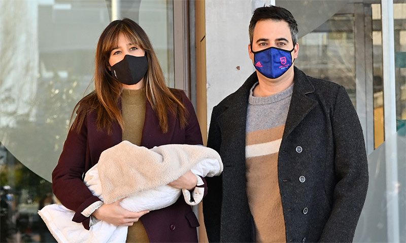 Isabel Jiménez abandona el hospital tras dar a luz a su segundo hijo