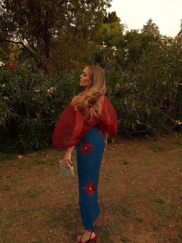 Melena suelta con vestido con volumen