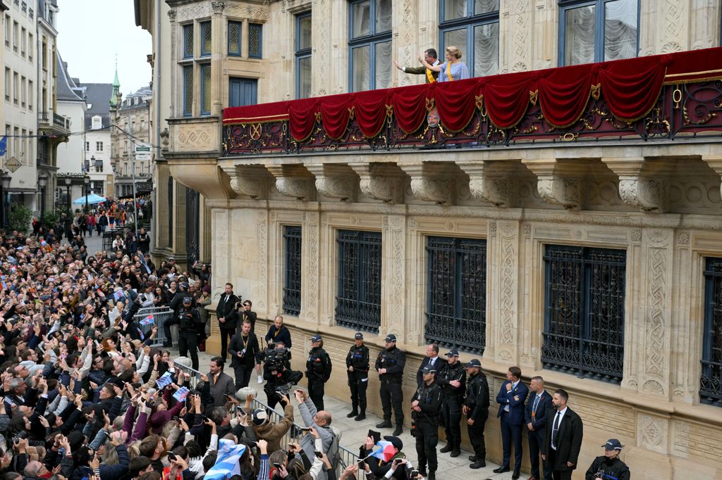 Loas Grandes Duques de Luxemburgo saludan ante una gran expectación