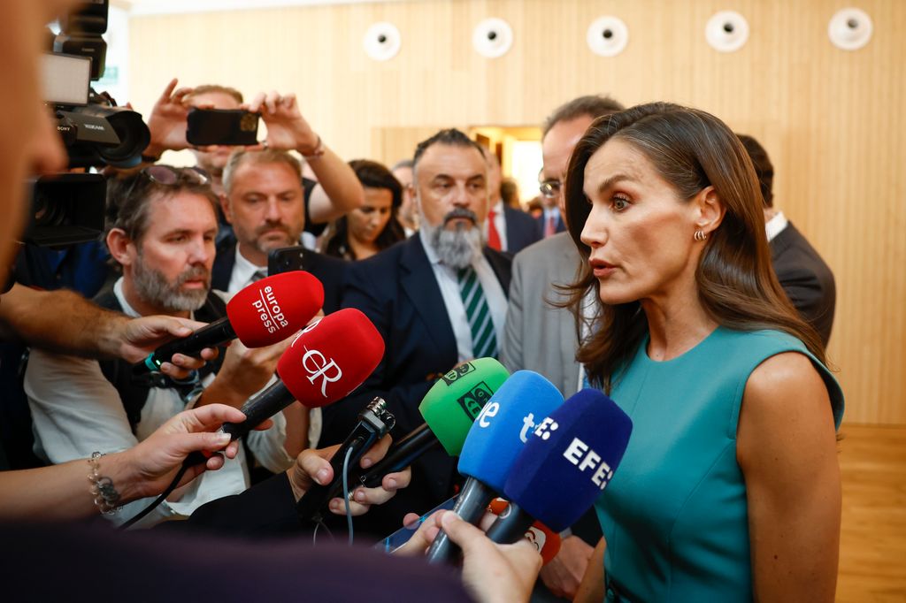 La Reina Letizia atiende a la prensa en el 15 aniversario de la revista 'Ethic'