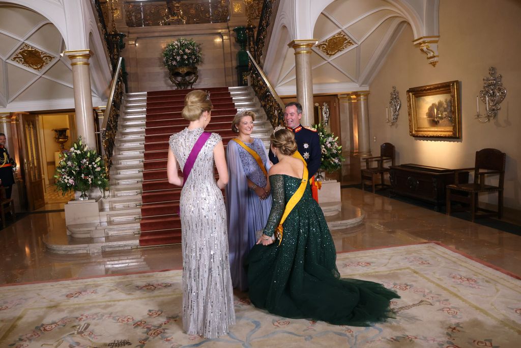 Elisabeth de Bélgica y Amelia de Holanda saludan a los nuevos Grandes Duques de Luxemburgo en la cena de gala tras la abdicación del Gran Duque Enrique