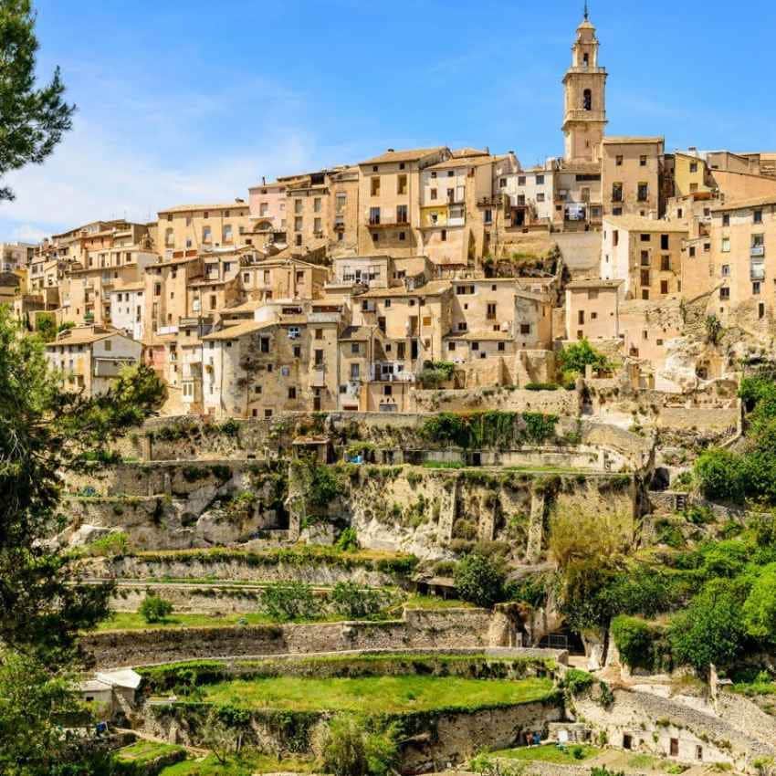 En una visita guiada se pasea por su casco antiguo y se descubren sus historias y leyendas, además de las curiosas cuevas que son todo un símbolo de Bocairent.