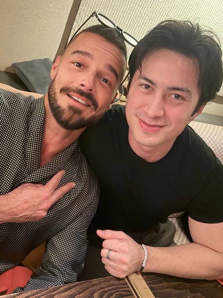 Ricky Martin y Hudson Williams 