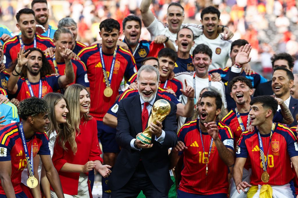 El rey de España alza la Copa del Mundo, junto con 'La Roja' y sus hijas, la princesa Leonor y la infanta Sofía. l