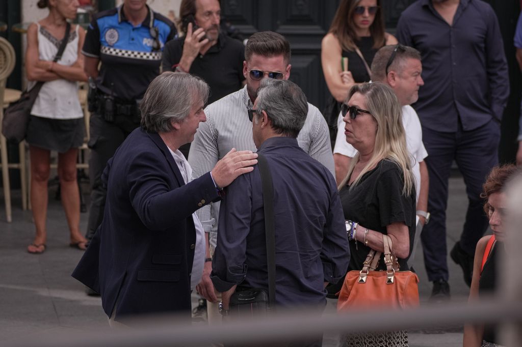 José Ribagorda y Loles Silva saludando a algunos amigos a las puertas de la catedral