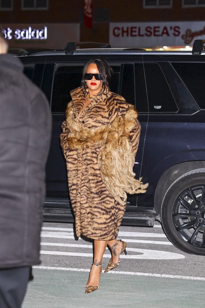 Rihanna camino al Metro Private Cinema Bar.