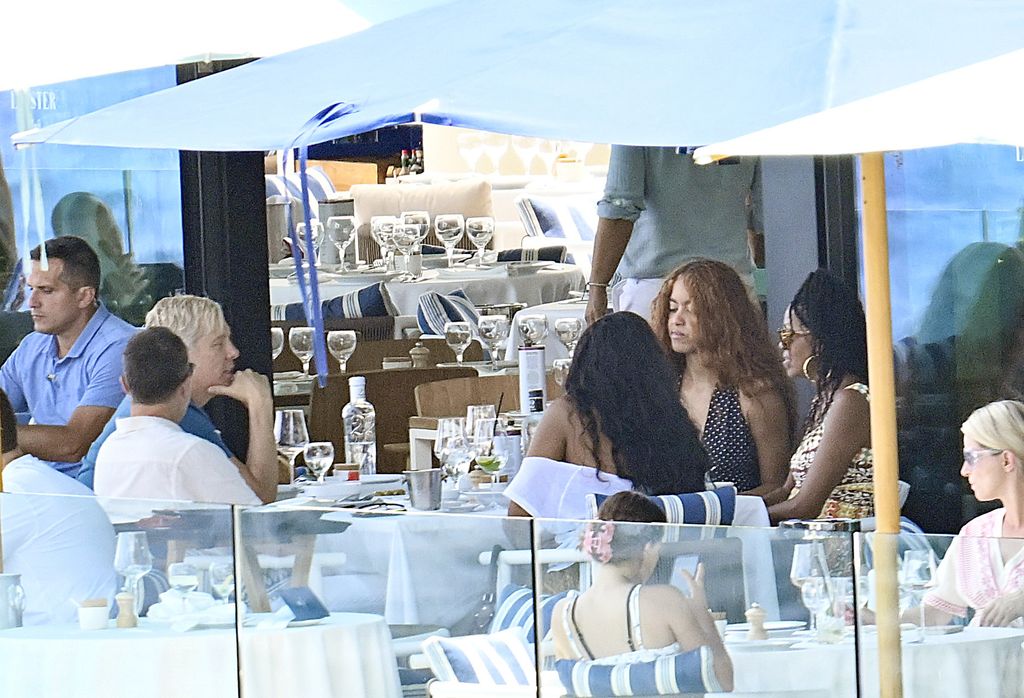 Michelle Obama y sus hijas fueron vistas comiendo en Mallorca con James Costos, ex embajador de Estados Unidos en España, y Michael Smith