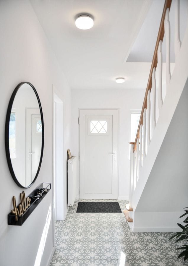 Pasillo iluminado con plafones