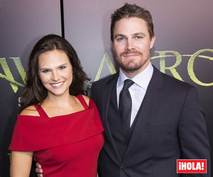 Stephen Amell y Cassandra Jean
