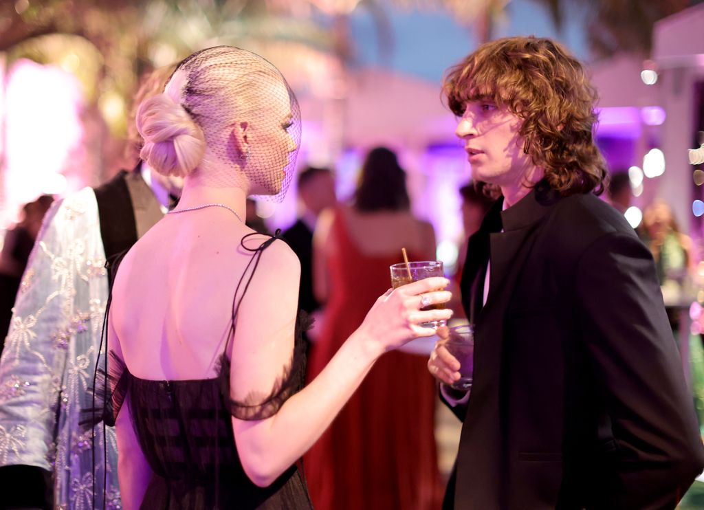Plano medio de Anya Taylor Joy y Malcom McRae en la fiesta de los Oscar 2022