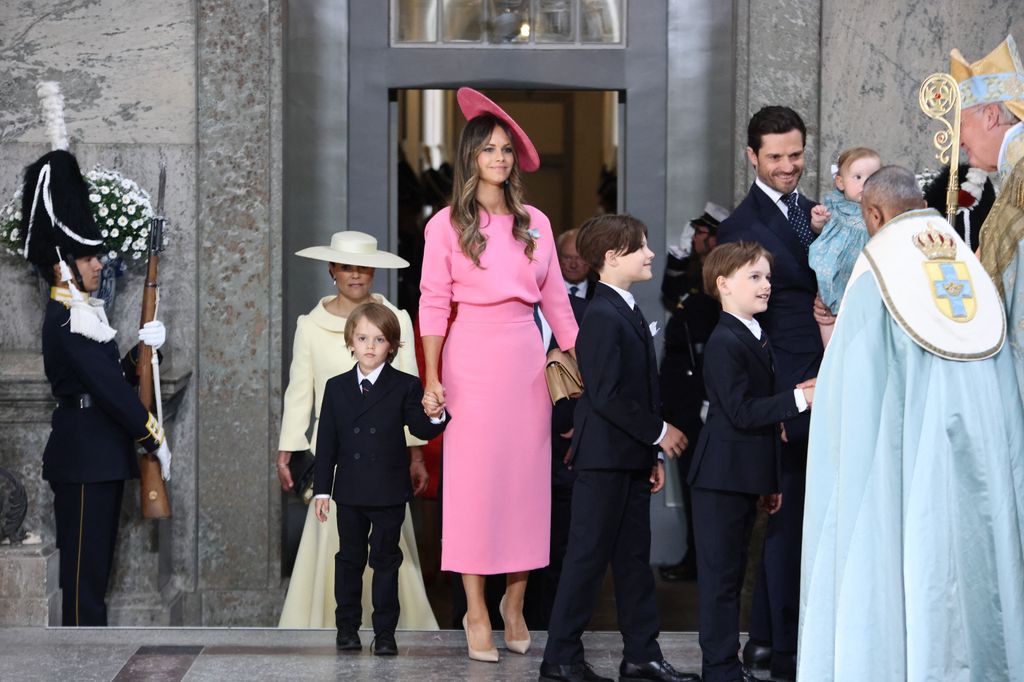 Carlos Felipe y la princesa Sofía junto a sus hijos, Alejandro, Gabriel, Julián e Inés, y de fondo, de amarillo, la princesa heredera Victoria