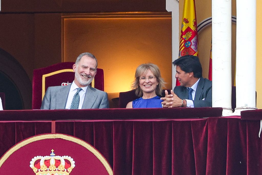 El rey Felipe en la corrida de la Prensa de 2025, junto a María Rey y Fran Rivera