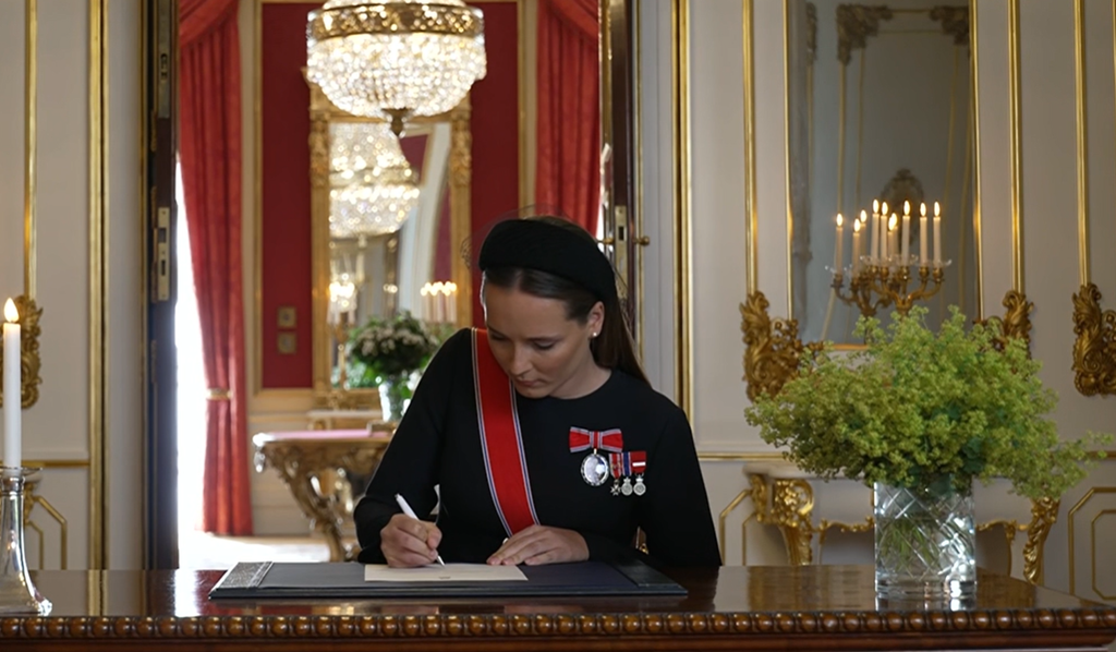 Ingrid de Noruega firma como Heredera