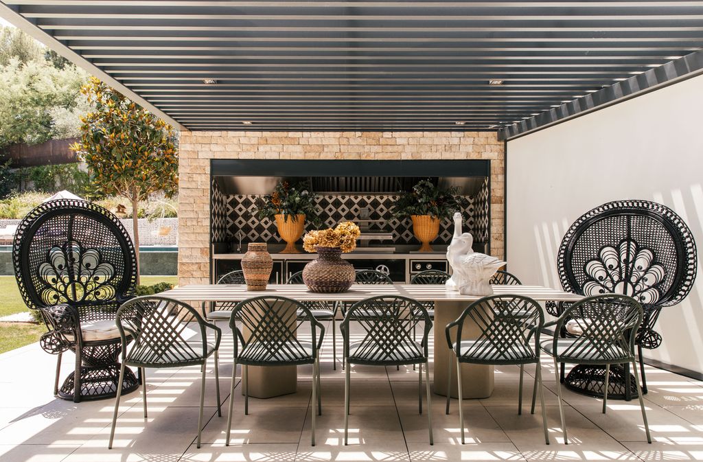 El comedor al aire libre con cocina exterior