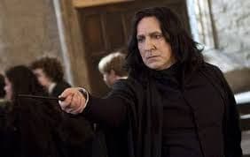 Los libros describen a Severus Snape como a un hombre pálido y delgado