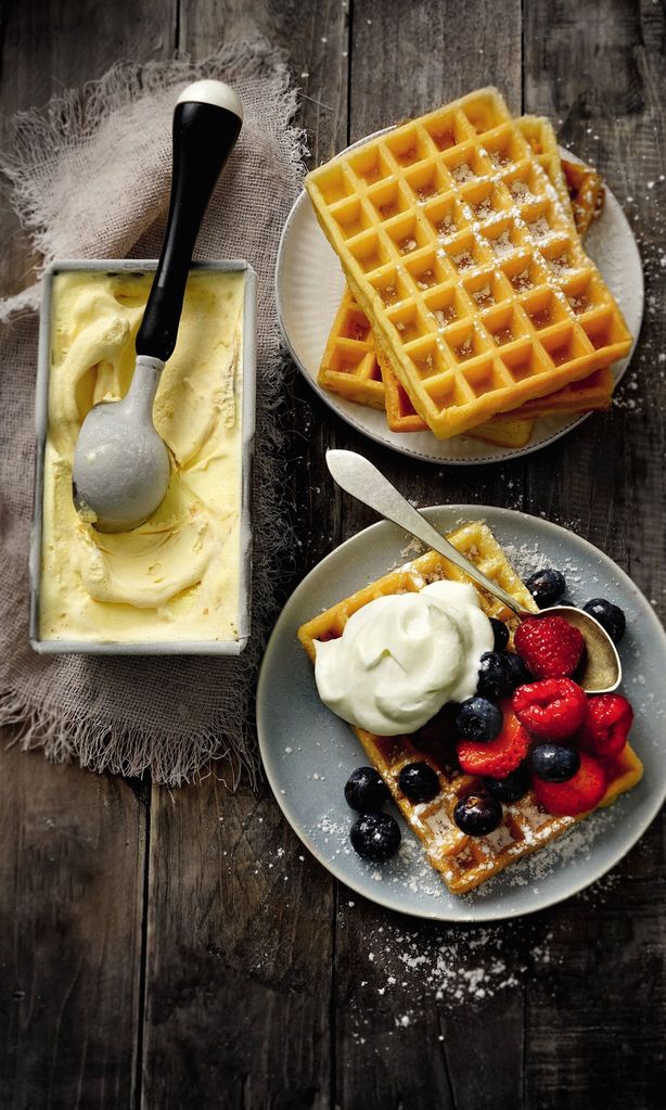 Gofres con nata, helado y frutos rojos