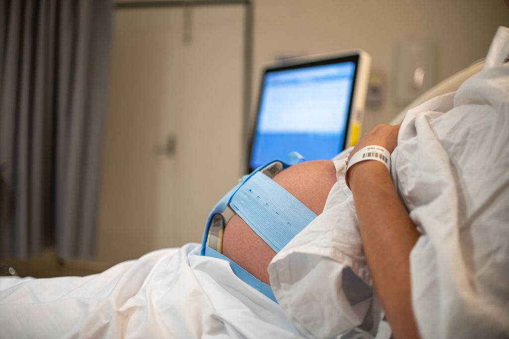 Mujer dilatando en su habitación del hospital