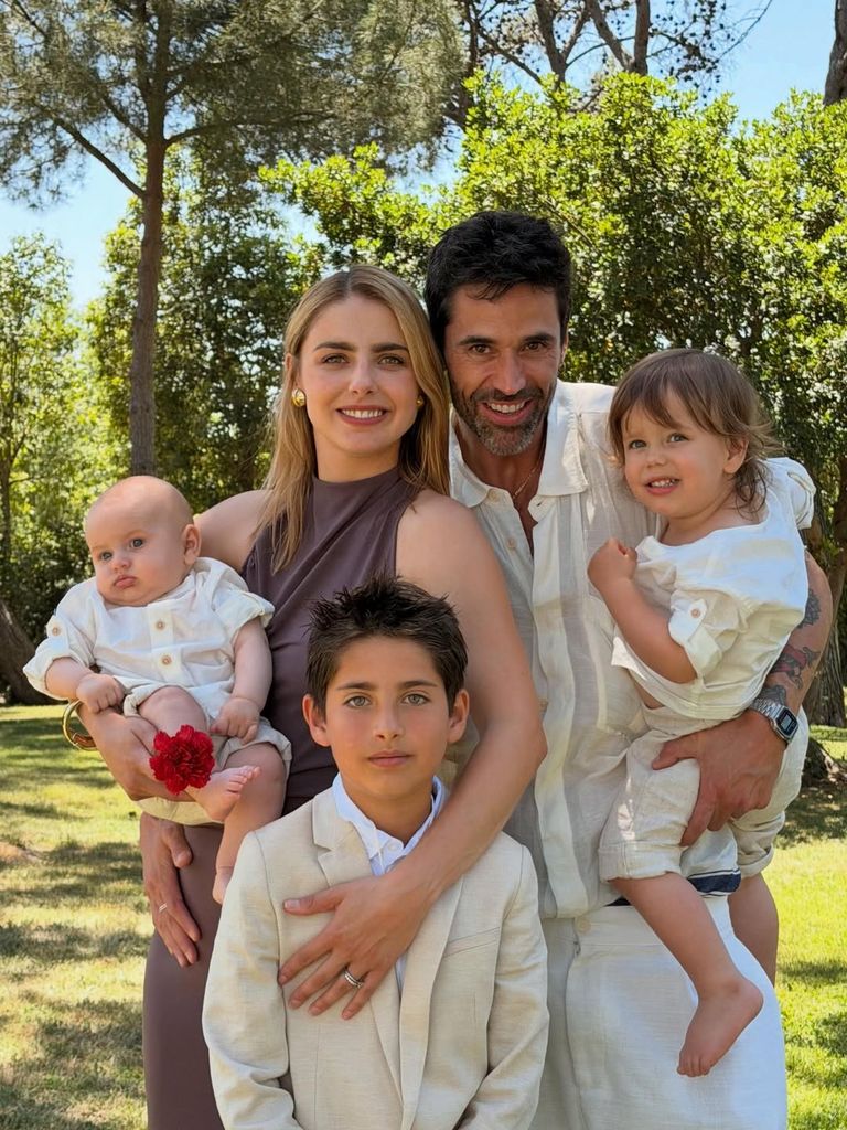 Familia feliz: Michelle Ranud junto a Matías Novoa y sus hijos Marcelo, Milo y Milán. Axel no pudo asisitir a la primera comunión