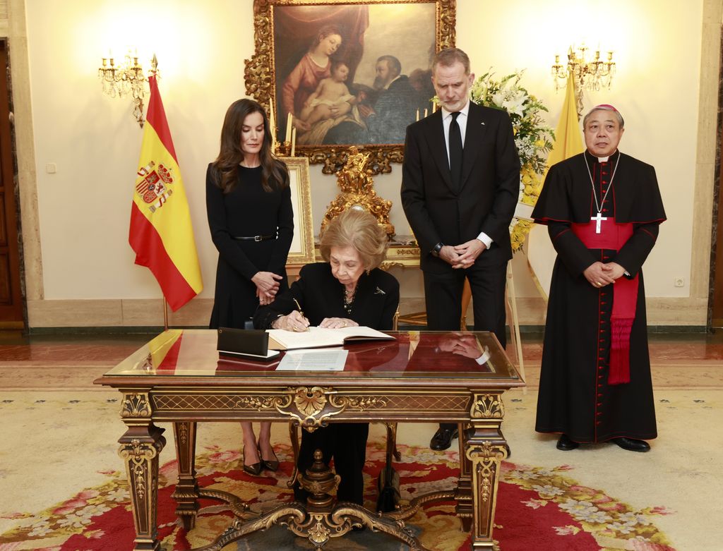 Los reyes Felipe y Letizia y la reina Sofía firmando en el libro de condolencias por el Papa Francisco 