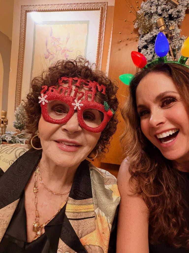 Lucero aprovechó para realizar una divertida sesión de fotos con su mamá