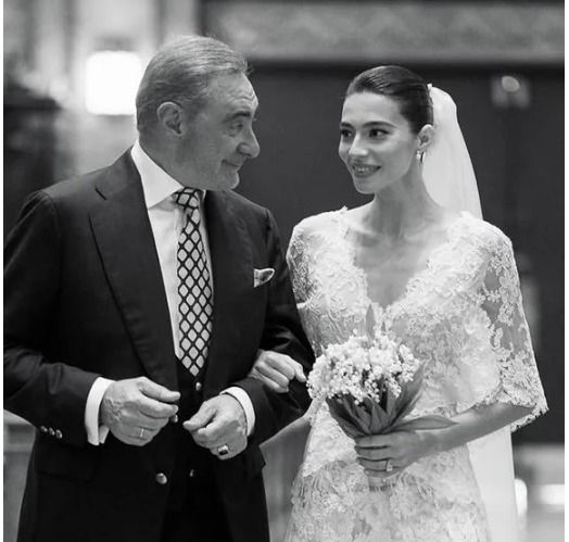 Rocío, con su padre, Carlos Herrera, en su boda