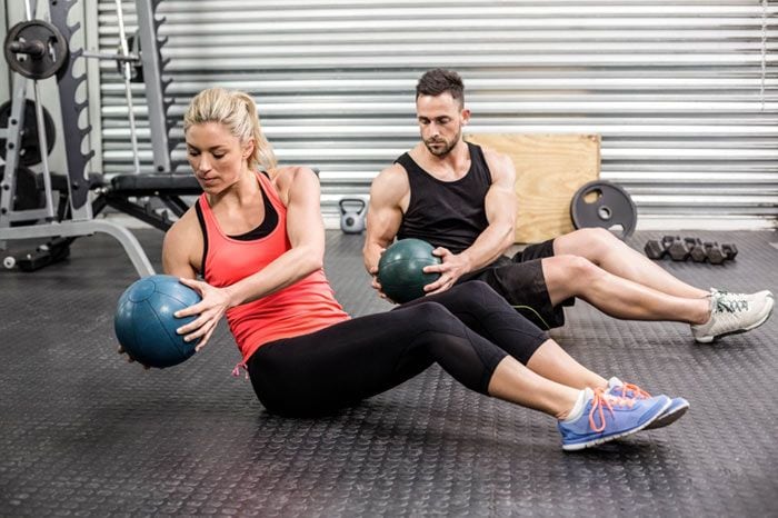 chico y chica entrenando