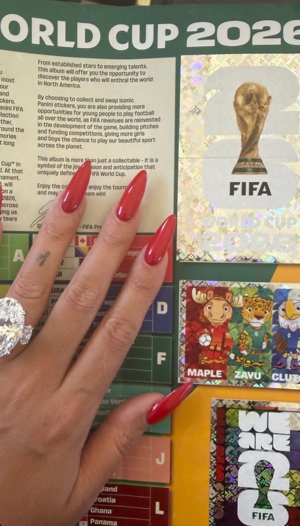 Georgina Rodríguez con el álbum de estampillas del Mundial 2026.