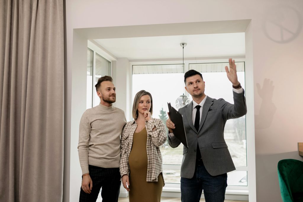 Visita de una pareja a una vivienda en venta