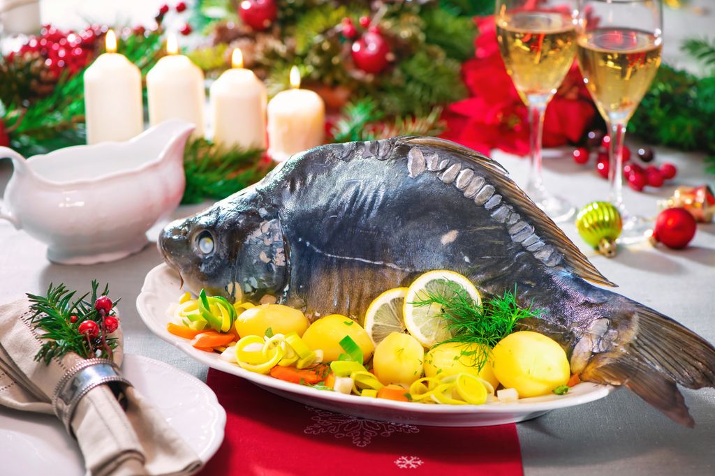 Karpfen blau, plato de pescado tradicional de Alemania durante las fechas navideñas. 