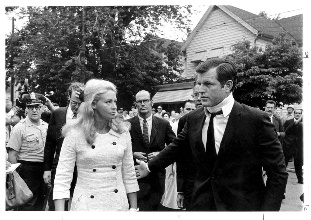 Joan, en reposo absoluto por su delicado embarazo después de dos abortos, acompaña a su marido, al funeral de Mary Jo Kopechne, el 22 de julio de 1969. Poco después pierde al bebé. 