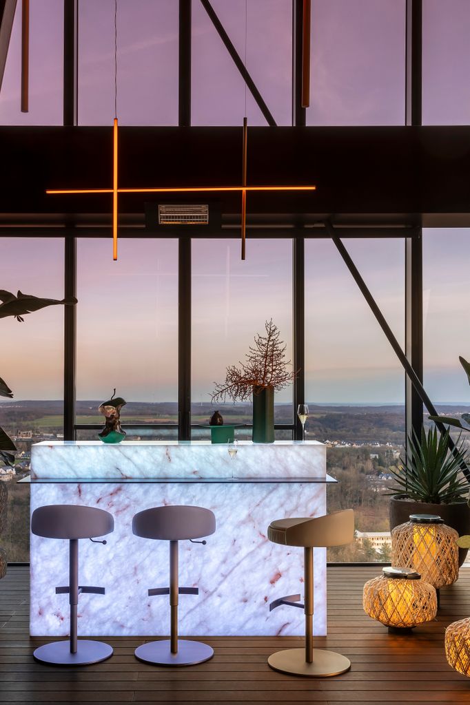 Mueble bar a base de una barra estilosa realizada con piedra retroiluminada