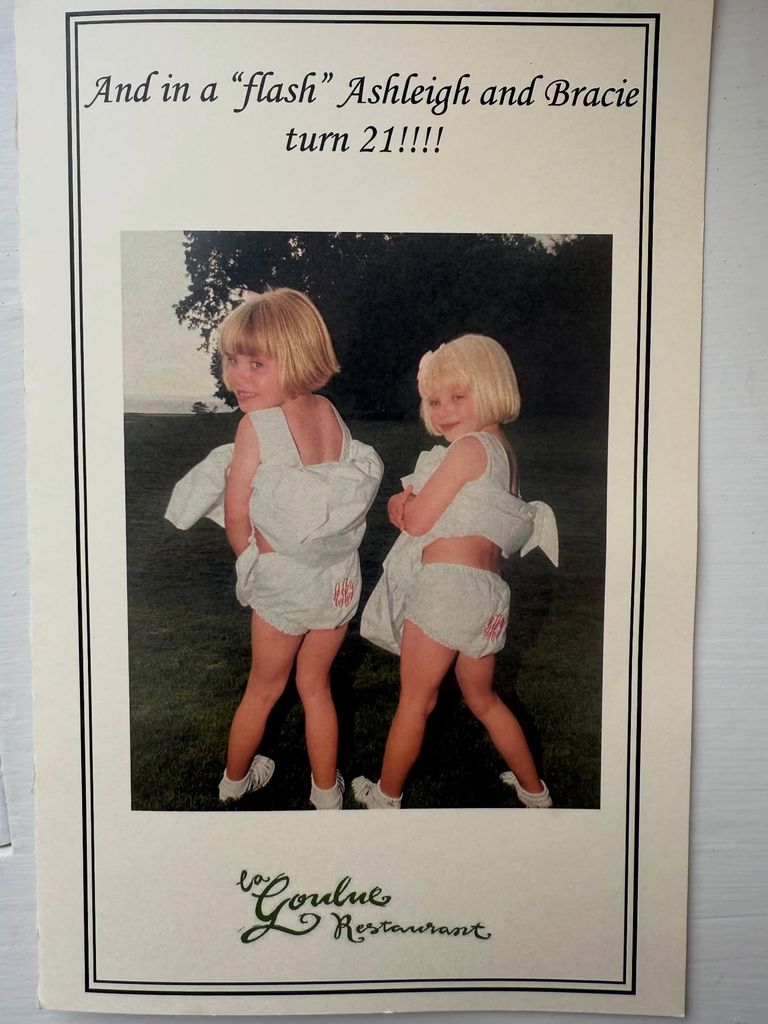 El menú de Ashleigh y Bracie por su celebración de los 21 años, con una imagen de cuando tenían 3 años y medio