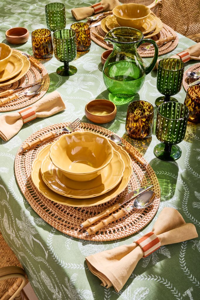Mesa decorada en tonos naturales